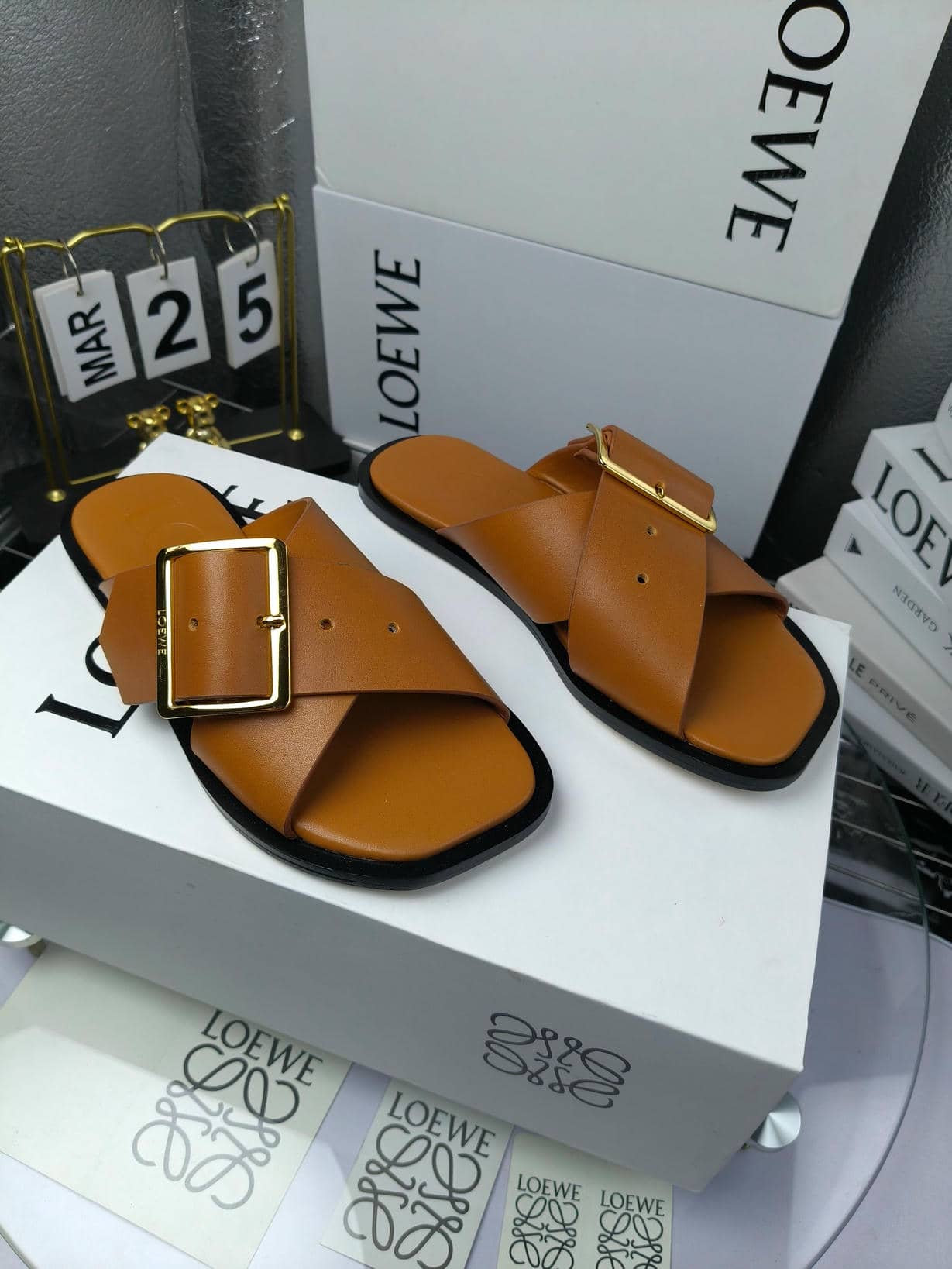 Loewe 25SS slider-7